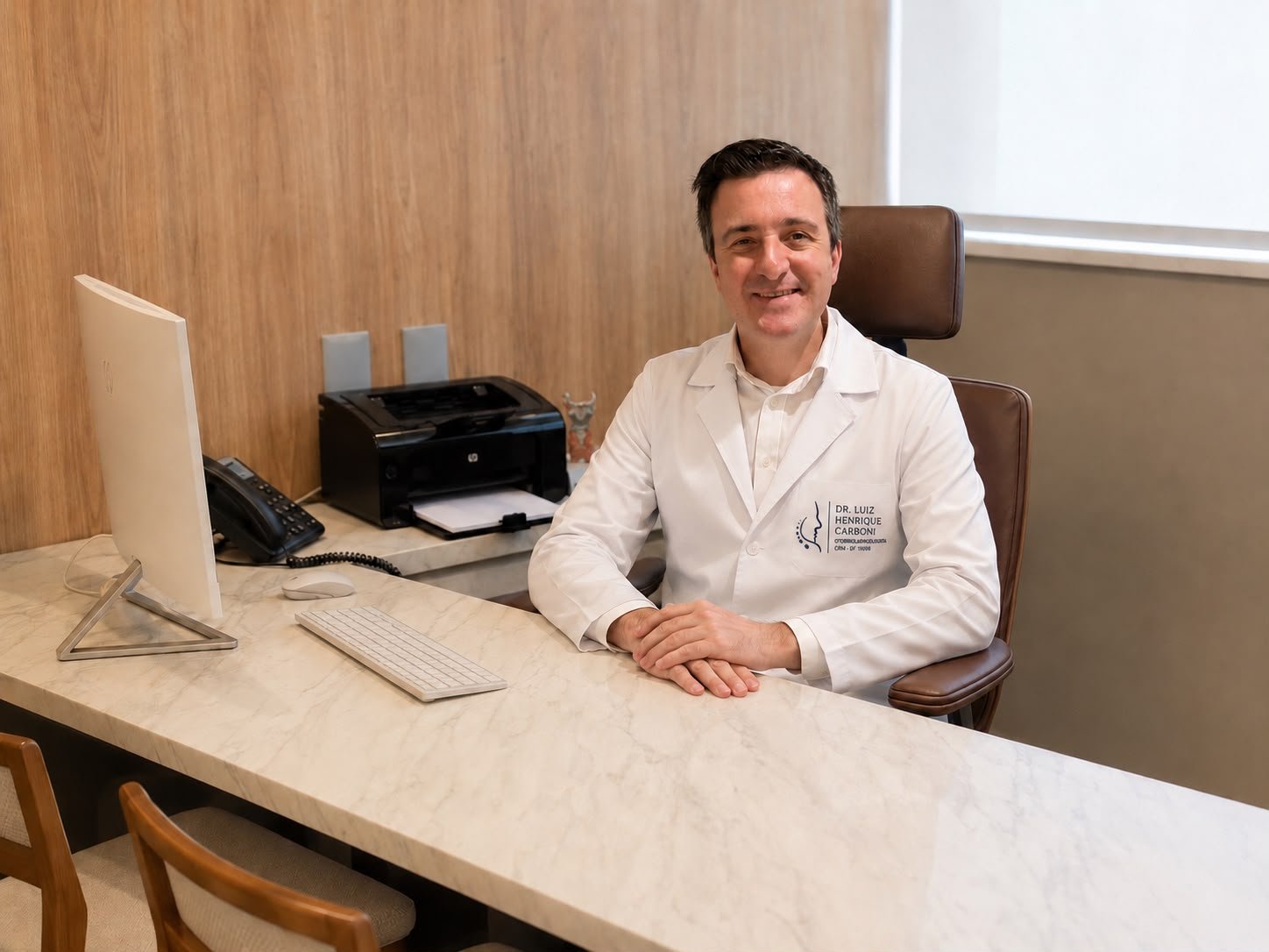 Dr. Luiz Henrique Carboni, otorrinolaringologista, em seu consultório