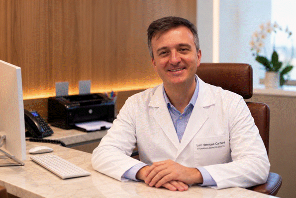 Dr. Luiz Henrique Carboni no consultório de otorrinolaringologia